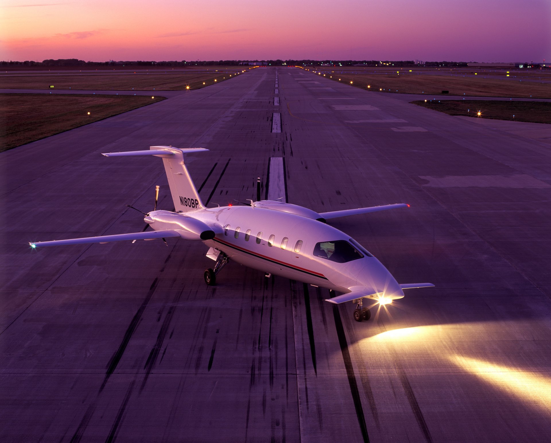 concetto verde aereo notte sera cielo luci pista pista taxiway