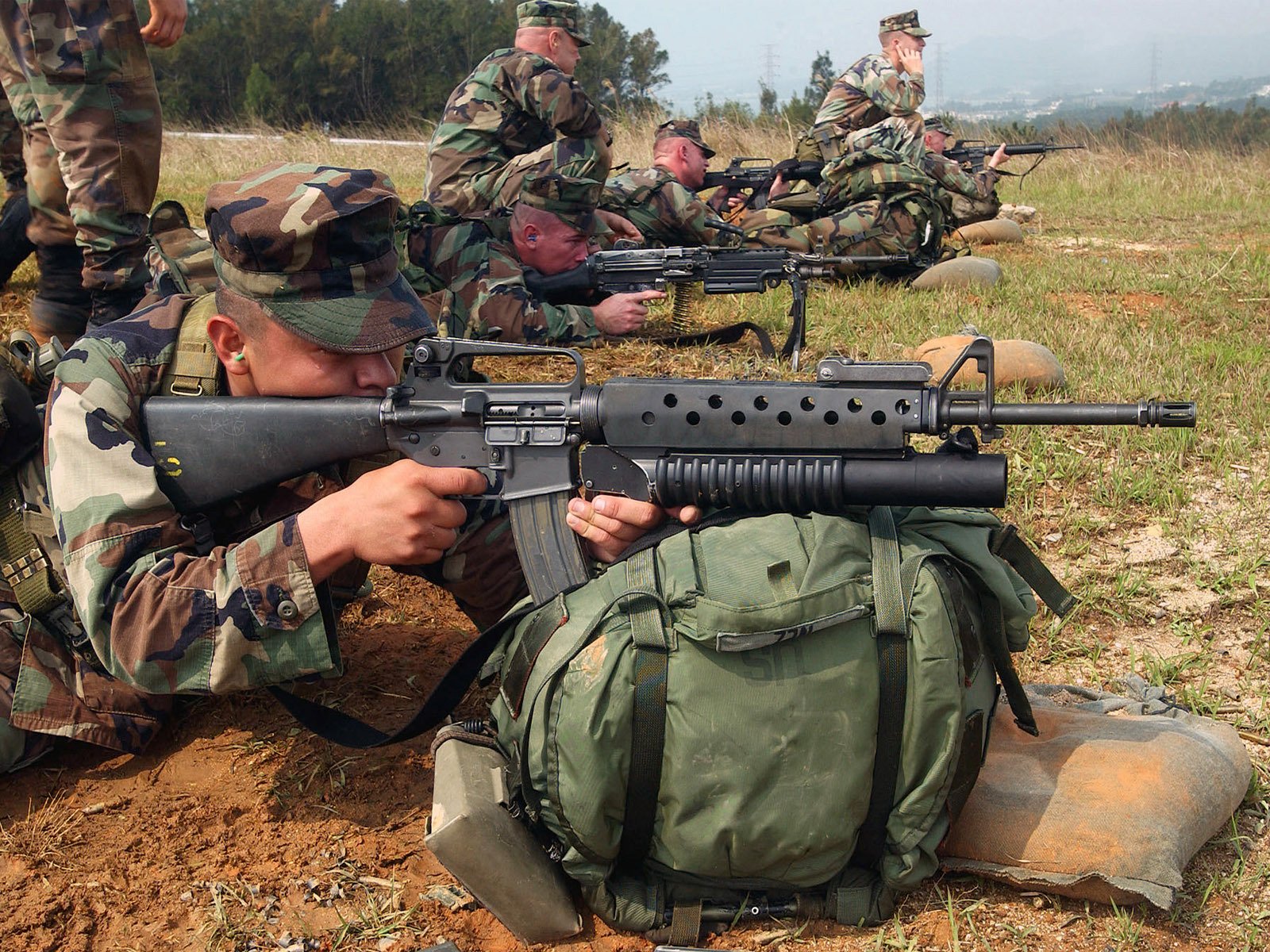 karabin maszynowy strzelnica ludzie strzelanie