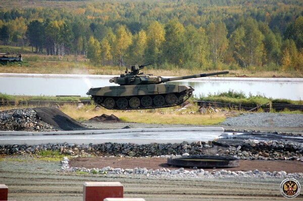 Tank in Russland auf dem Wasser t-90