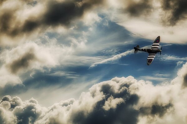 Самолёт в красивом облаке