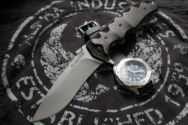 Cuchillo con reloj de pulsera en tela