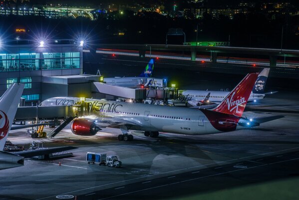 Światła nocne lotniska, samoloty Airbus na lotnisku