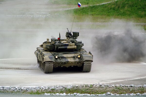 Tank T-90 in Rauch mit russischer Flagge