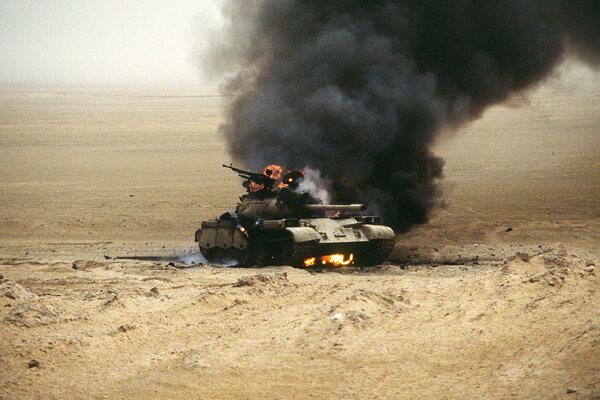 Un tanque se quema en el campo y hay humo negro