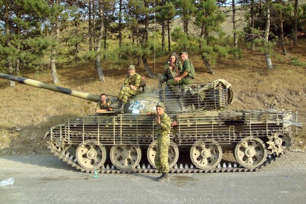 Soldados rusos con un tanque en la carretera