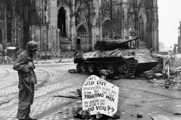 Foto de la guerra. tanque. soldado