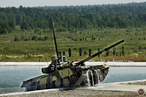 Der Tank T-90 verlässt das Wasser auf der Deponie