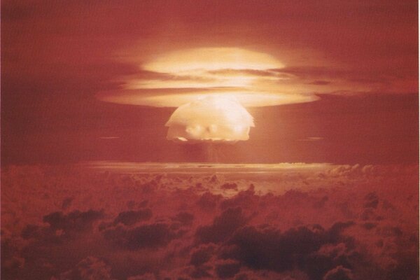 ¡Explosión nuclear en las nubes! Hongo nuclear