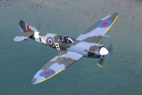 Caccia monomotore britannico in volo