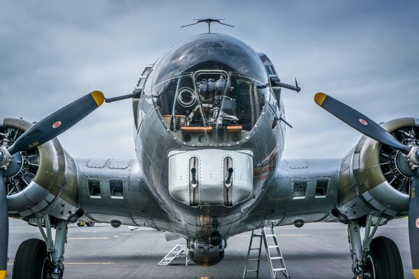 Avión con hélices en la escalera