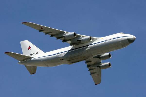L avion an124-100 vole à Moscou avec des passagers