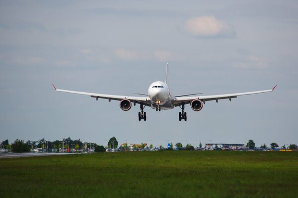 Start des Flugzeugs auf der Landebahn