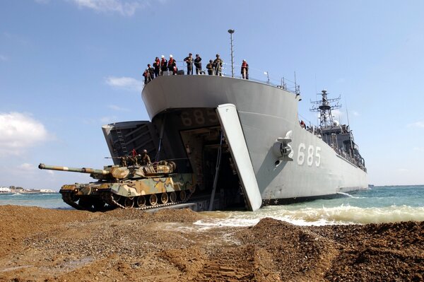 Entladen des Panzers vom Schiff an Land