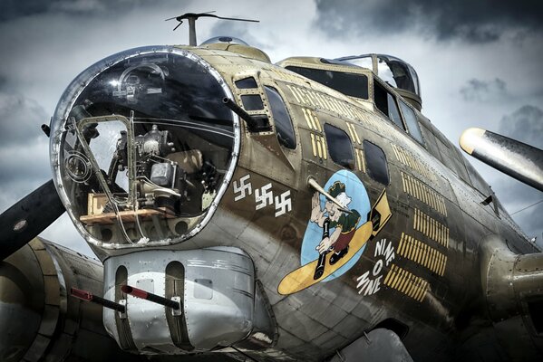 Avión militar b17 contra el cielo