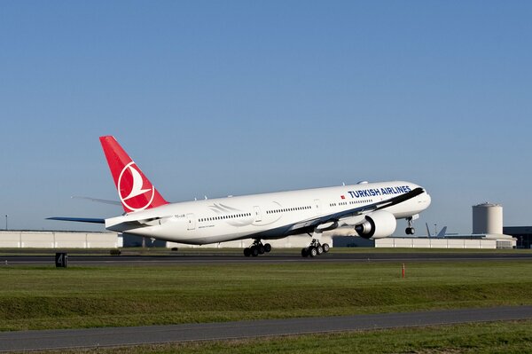 Samolot pasażerski tureckich linii lotniczych na pasie startowym