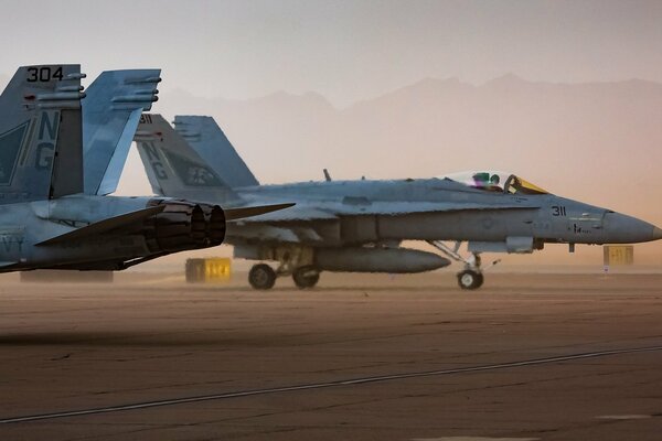 Avión de la fuerza aérea de los Estados Unidos en el aeródromo