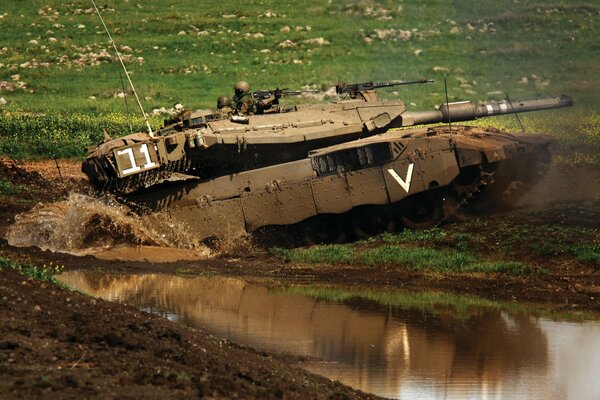 El tanque se mueve a través del barro