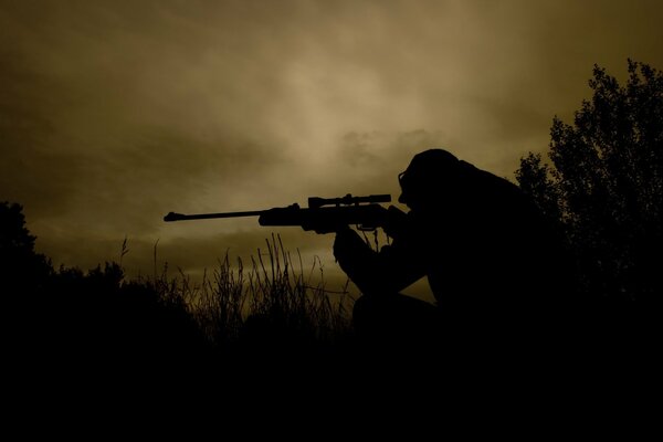 Sniper dans un champ sombre avec des armes