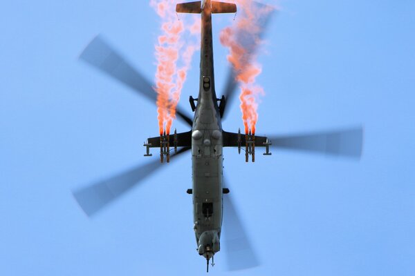 Lot bojowy Mi-24 z czerwonymi dymami