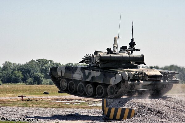 Ein Panzer in Aktion auf einem russischen Militärgelände