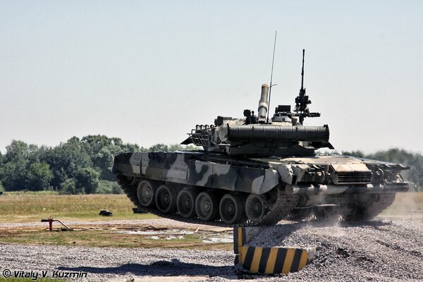 Tanque en acción en el campo de entrenamiento militar de Rusia