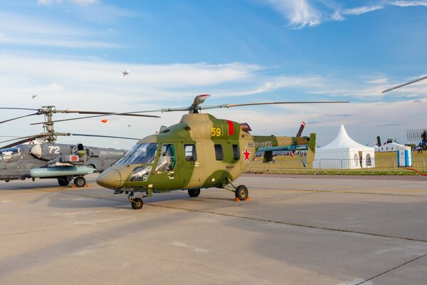 Militärhubschrauber Himmel blau