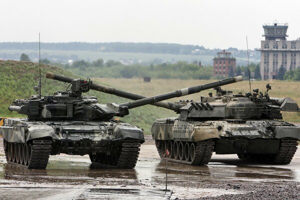 Tanz zweier t-80- und t-90-Panzer auf dem Gelände
