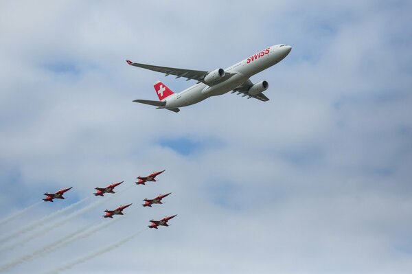 Парад швейцарских самолетов в небе