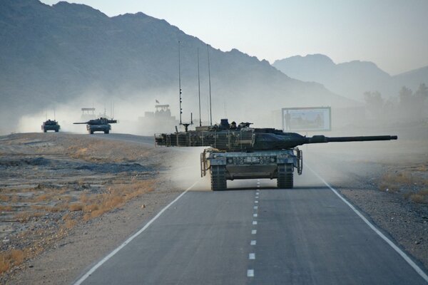 Columna de tanques Leopard 2A6 en la carretera en Afganistán