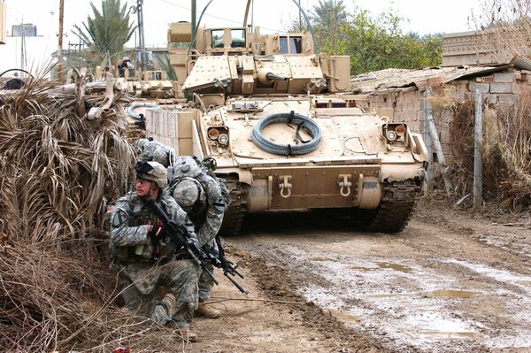 Tanque americano. Soldados en la guerra