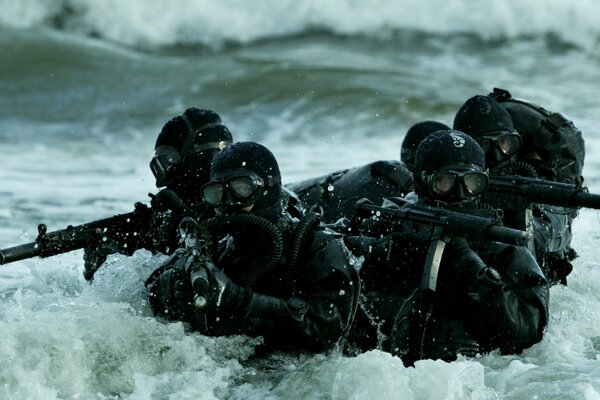 Marine Special Forces-Gruppe im Meer mit Maschinengewehr