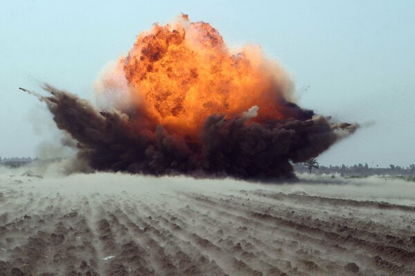 L explosion et son onde de choc de côté