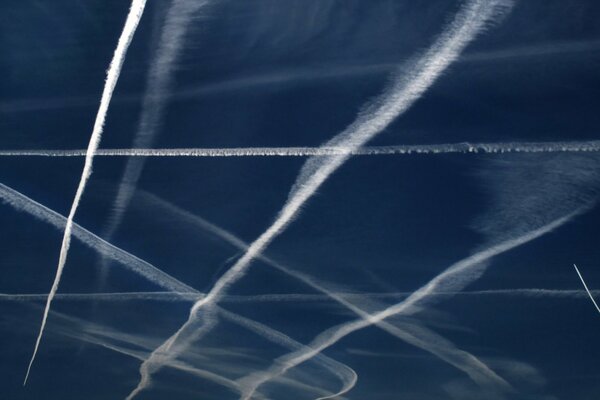 Beau ciel avec des traces d avions