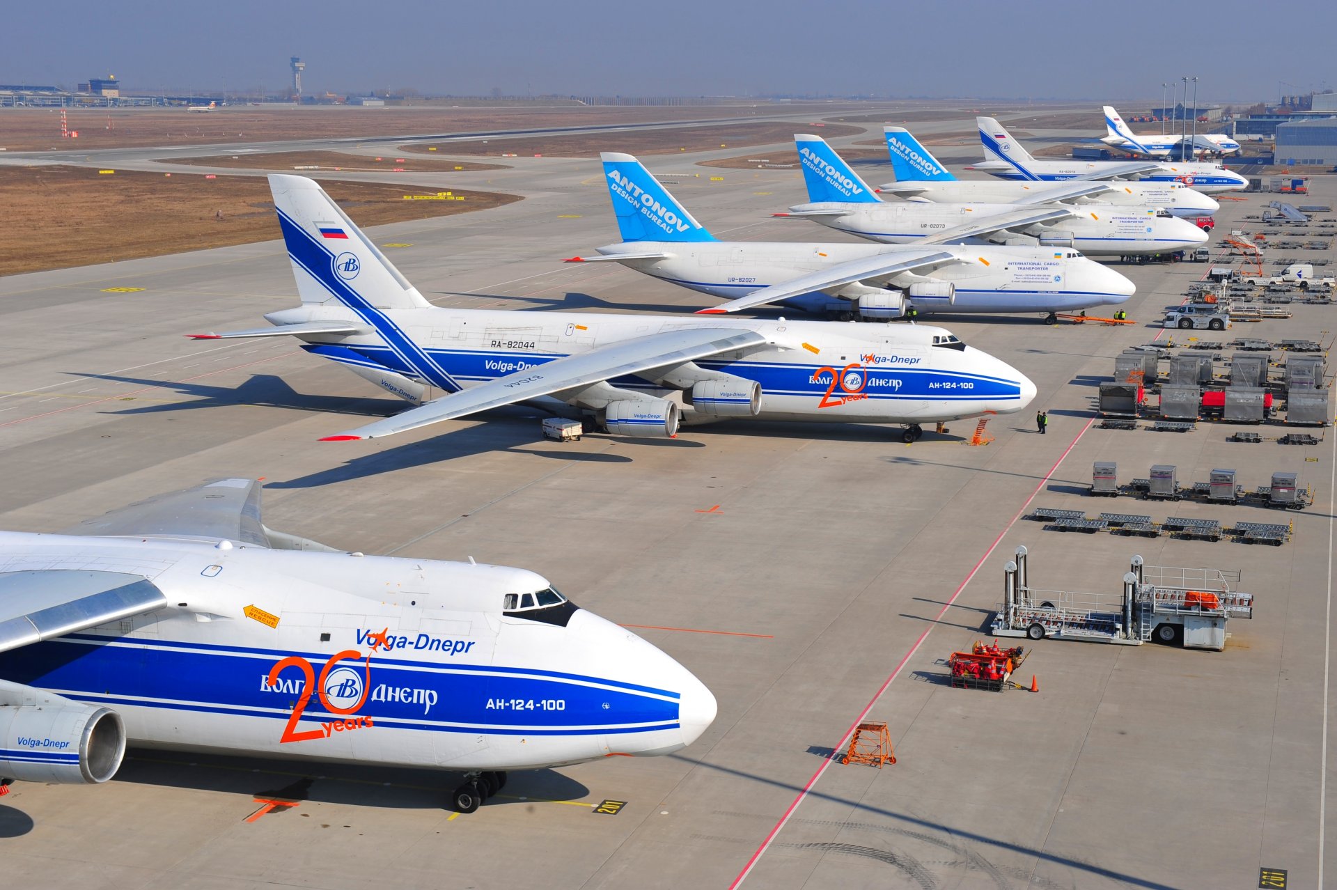 antonov an-124 ruslan volga-dnepr soviet heavy long-range transport airplane airport leipzig halle apron an-124 airlines leipzig halle heavy transport airplane