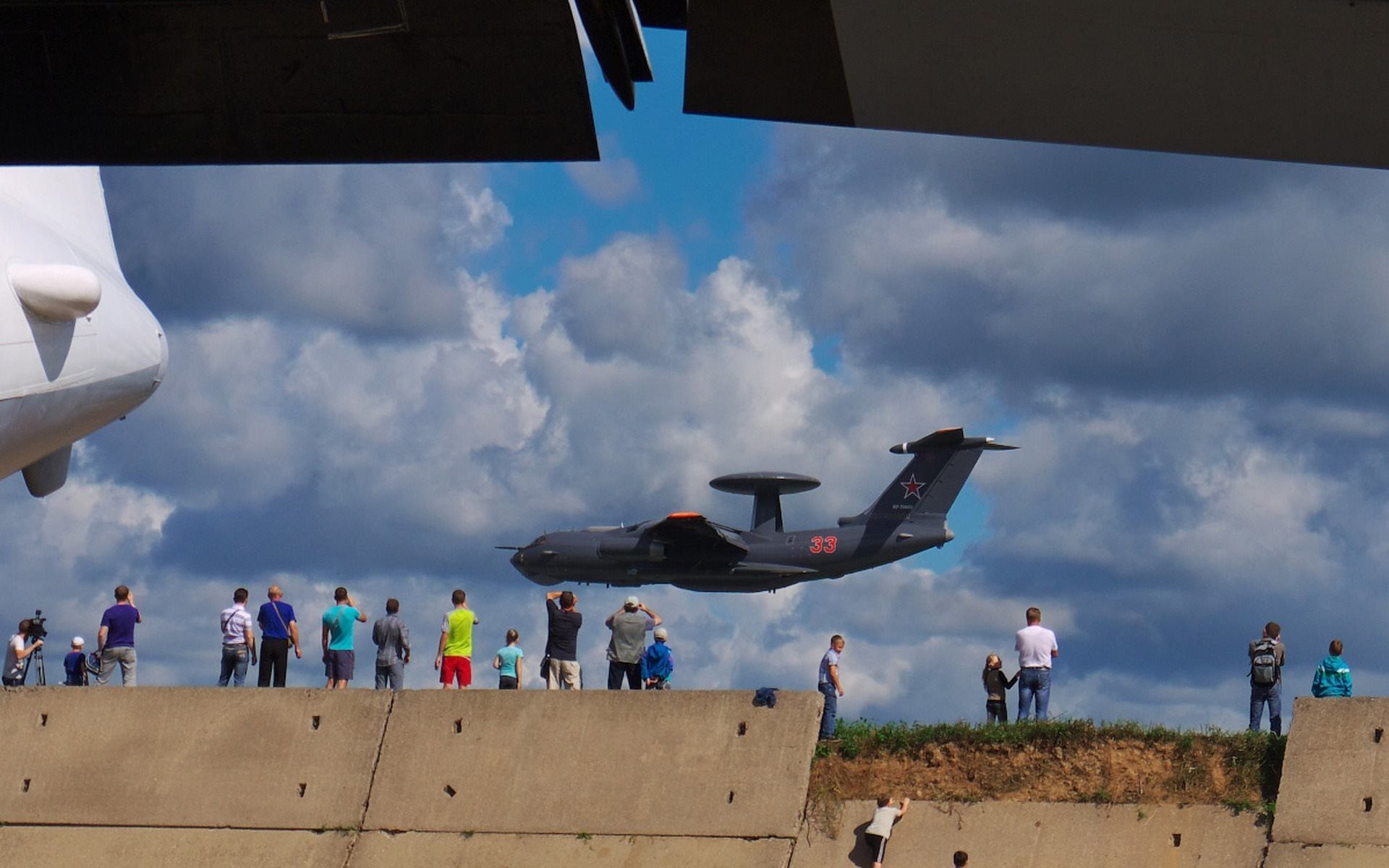 ilyushin a-50 u rosso militare aereo a lungo raggio radar di rilevamento e di controllo.basso dimostrazione campata persone tecnica