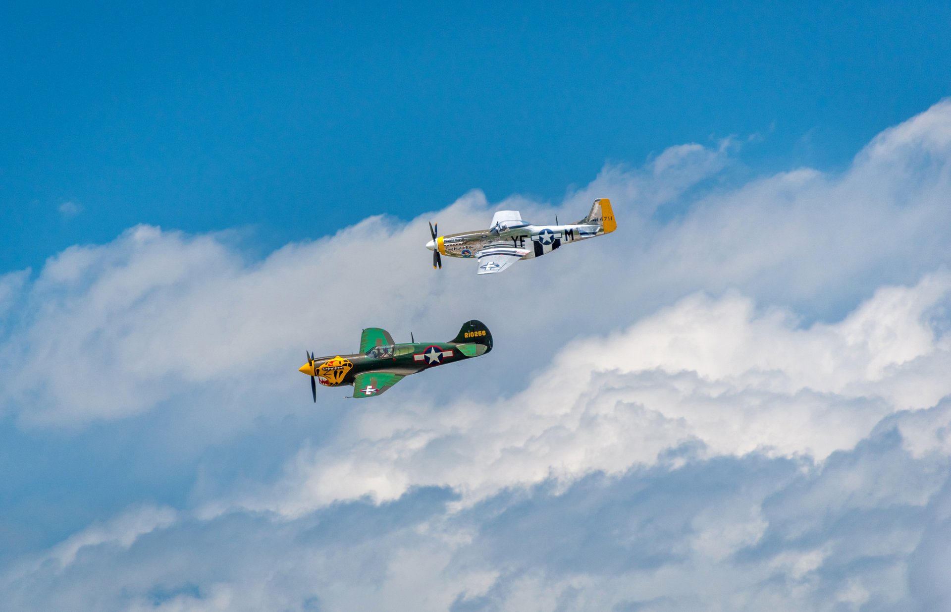 avion combattant rétro défilé ciel nuages