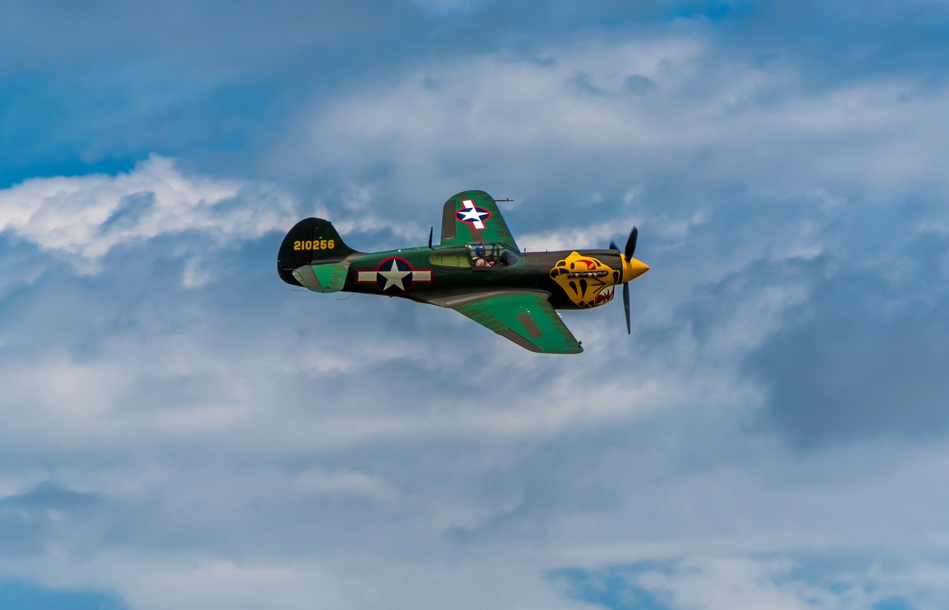 aereo combattente retro parata cielo nuvole