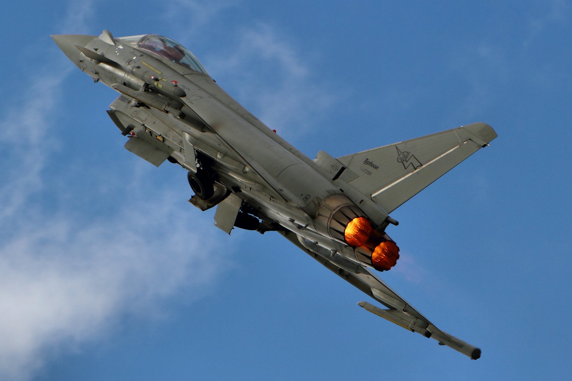 eurofighter typhoon kämpfer flugzeug flügel himmel fliegen wolken