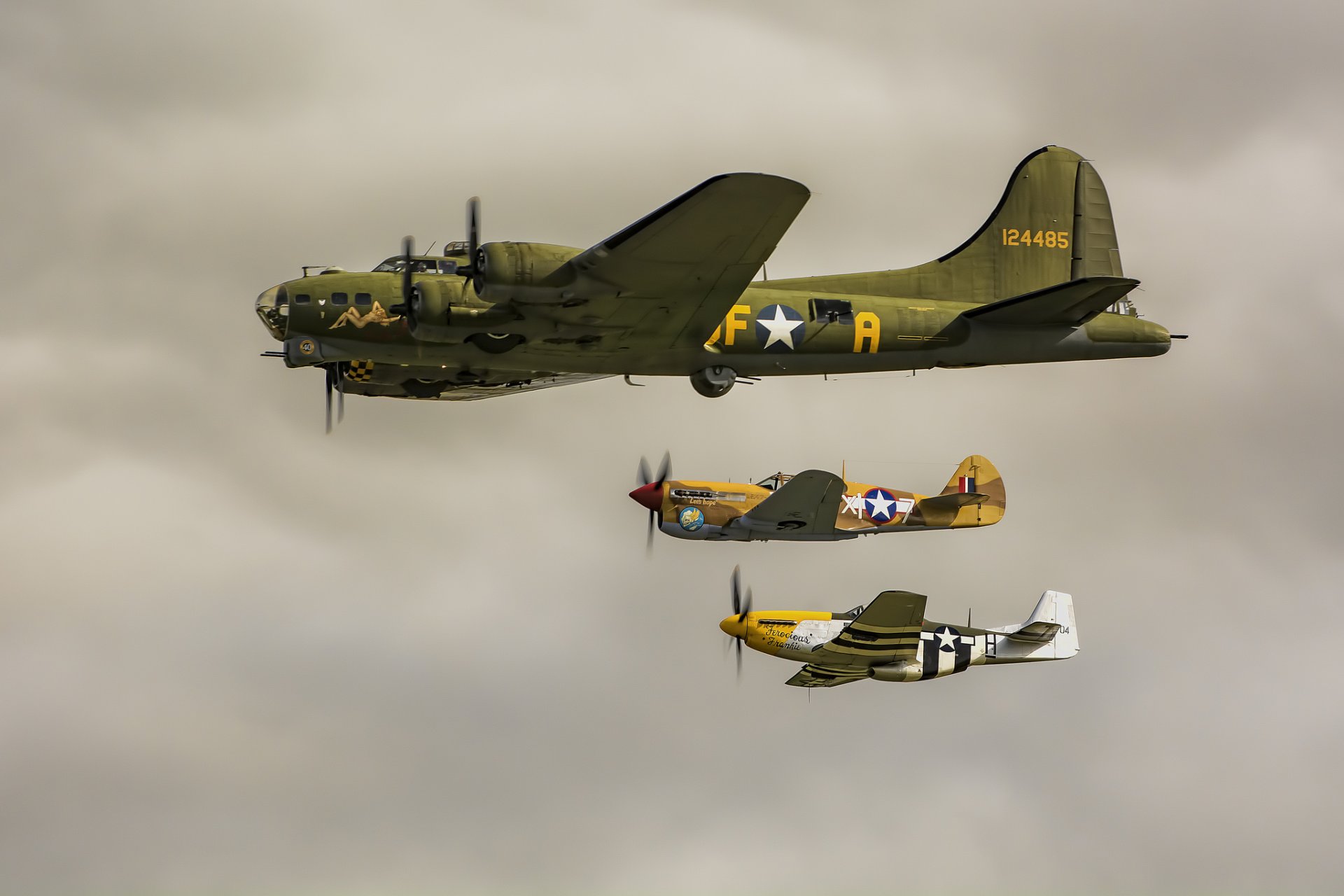 b-17 bomber p-51 mustang curtiss p-40