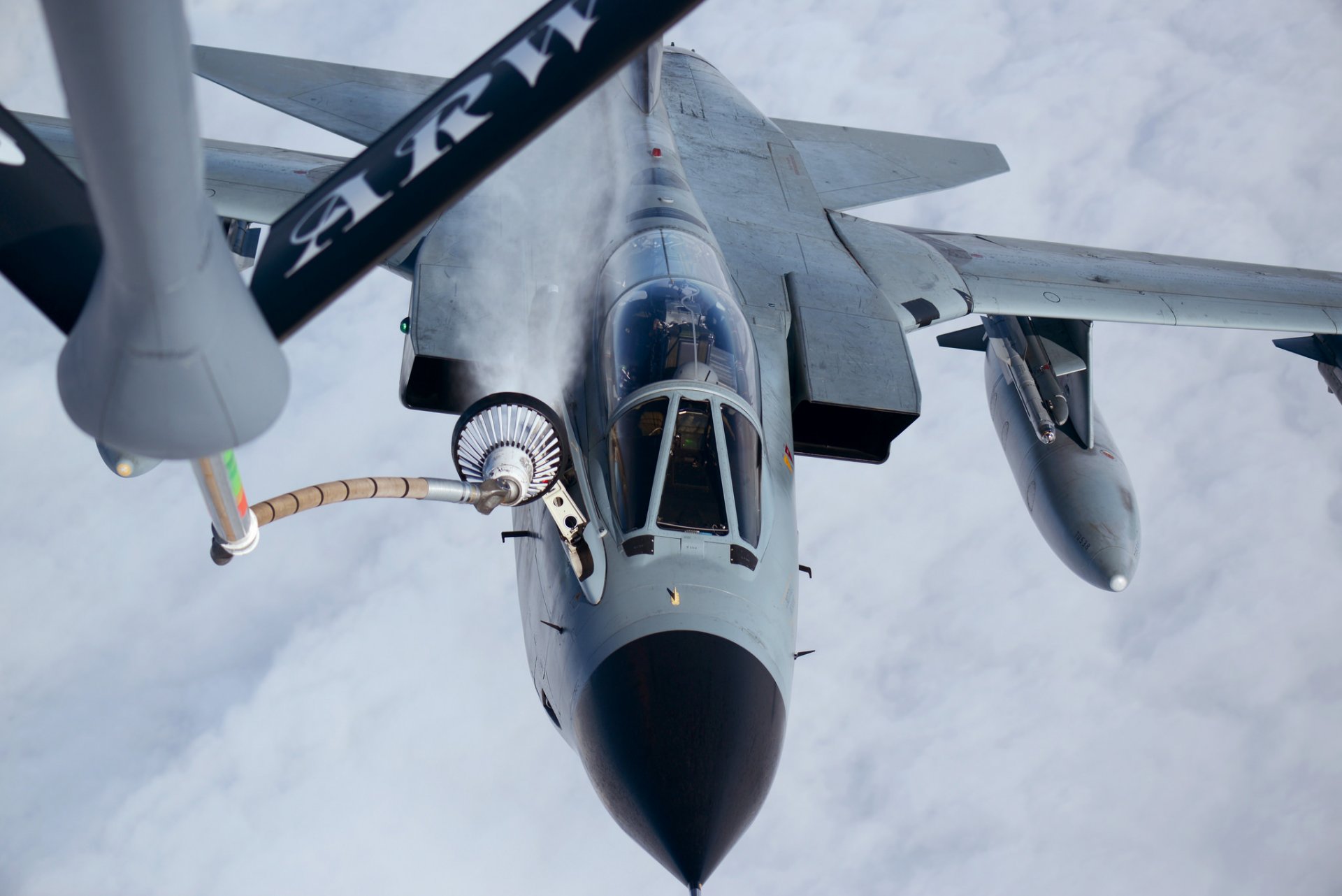 panavia tornado fighter bomber refueling