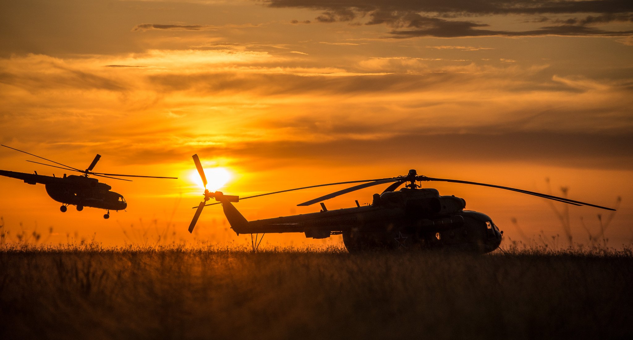 helicópteros puesta de sol cielo siluetas