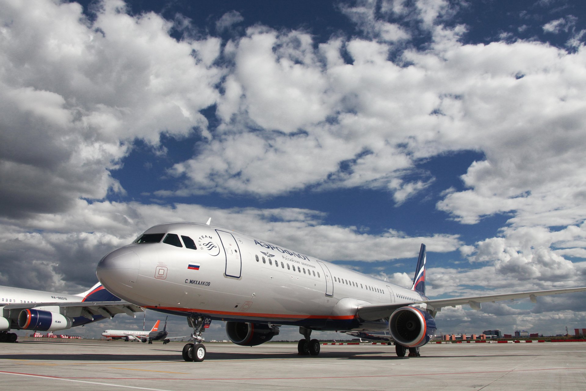 airbus a-321 iljuszyn il-96 tupolew tu-214 aeroflot pasażerski samolot niebo chmury