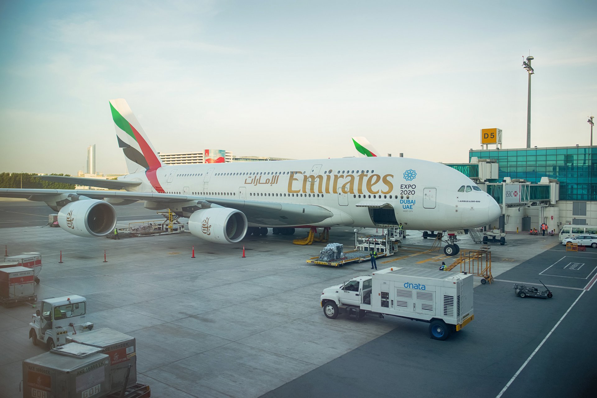 flugzeug passagier verkehrsflugzeug airbus a380-800 fluggesellschaften emirates emirates vereinigte arabische emirate dubai doppeldeck jet riese terminal vorbereitung vor abflug bokeh hintergrundbilder