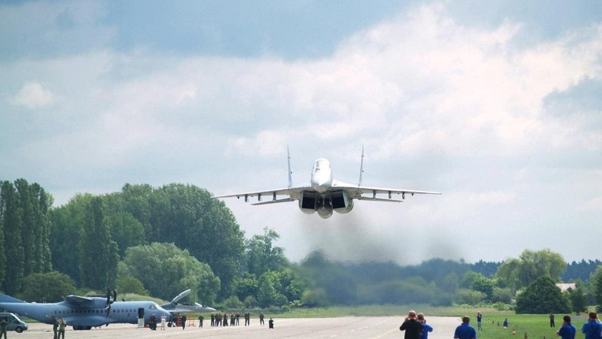 luftwaffe russland mig-29 flugzeug kampfjet flugplatz militär niedrig spannweite