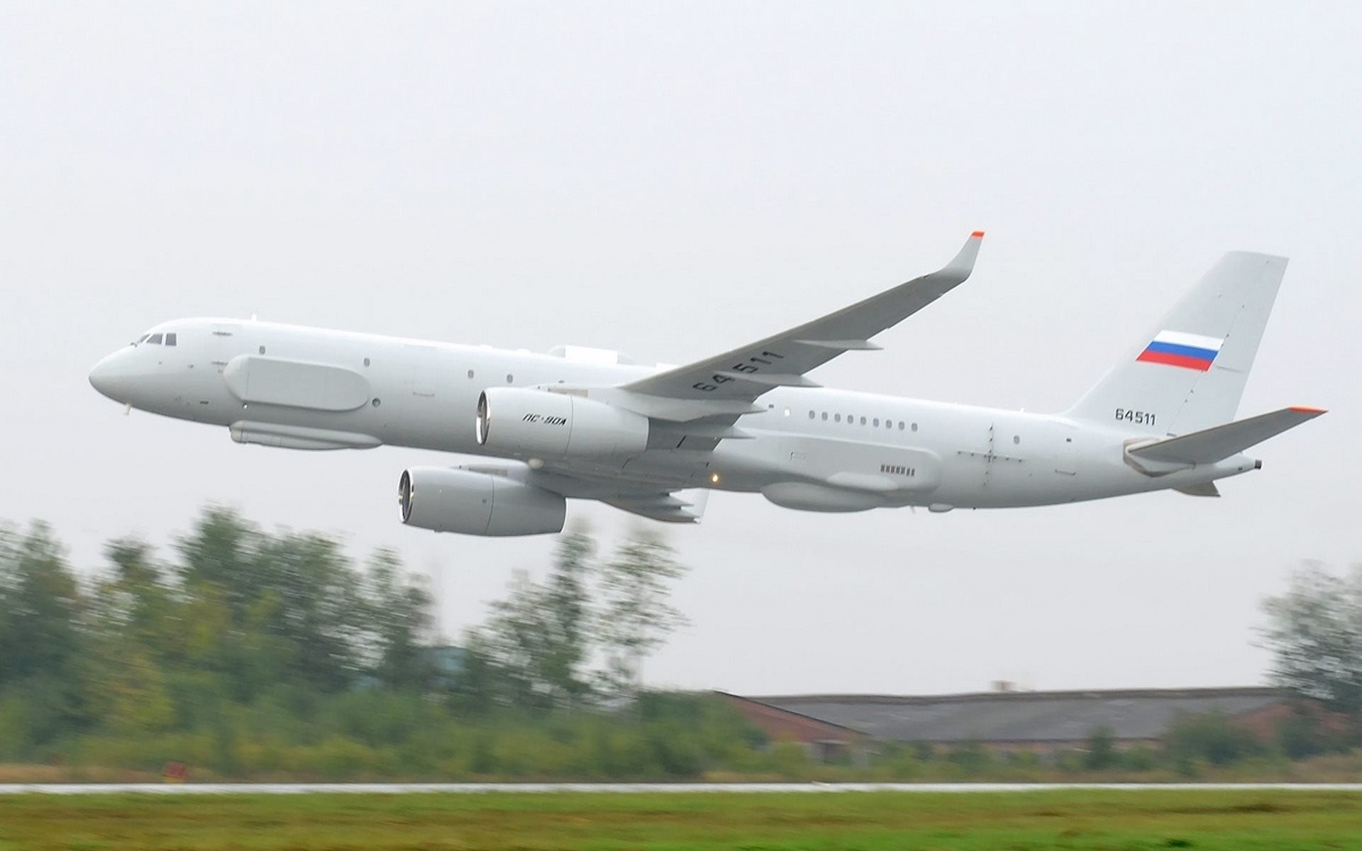 tupolev tu-214 r aereo basso aeroporto pista ali motori