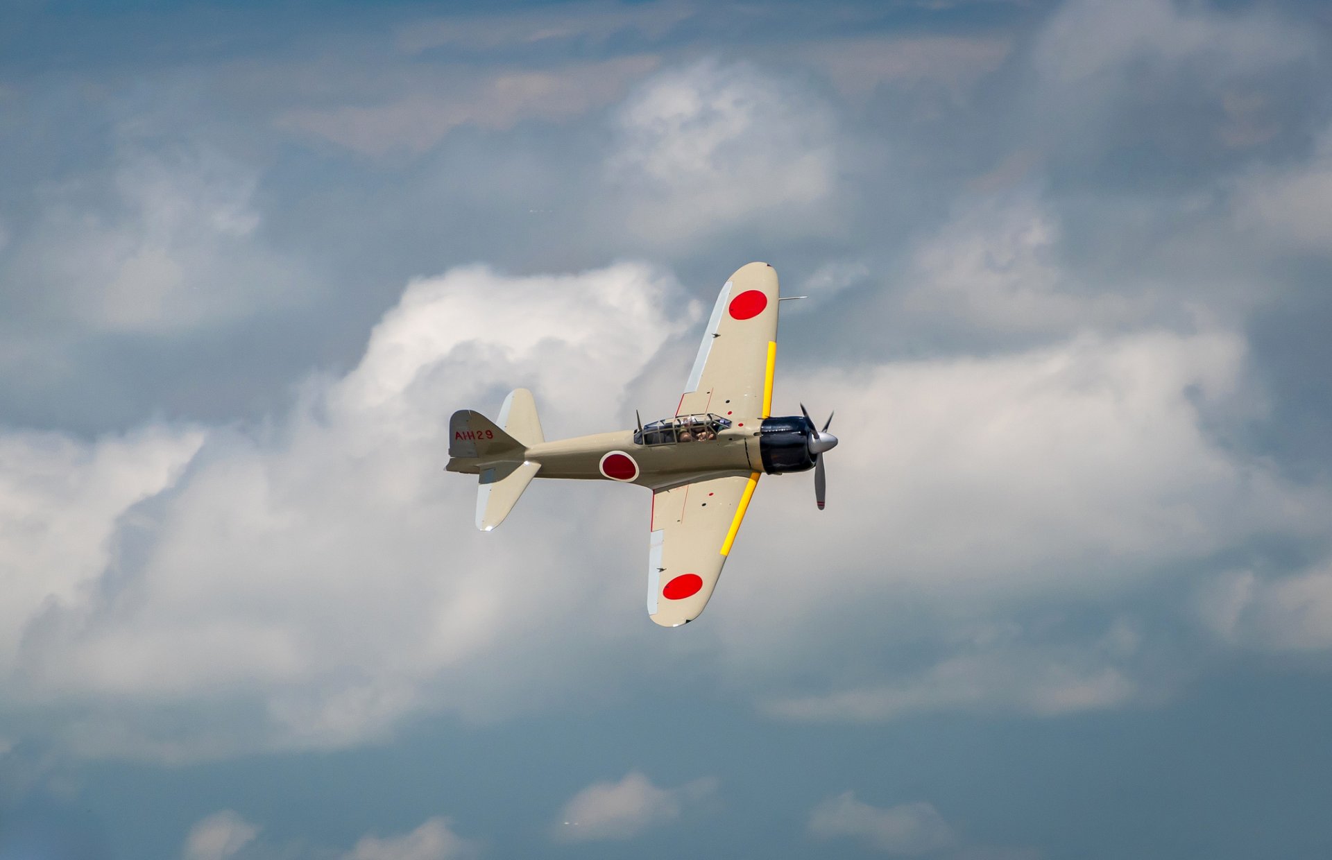 avion combattant rétro ciel nuages