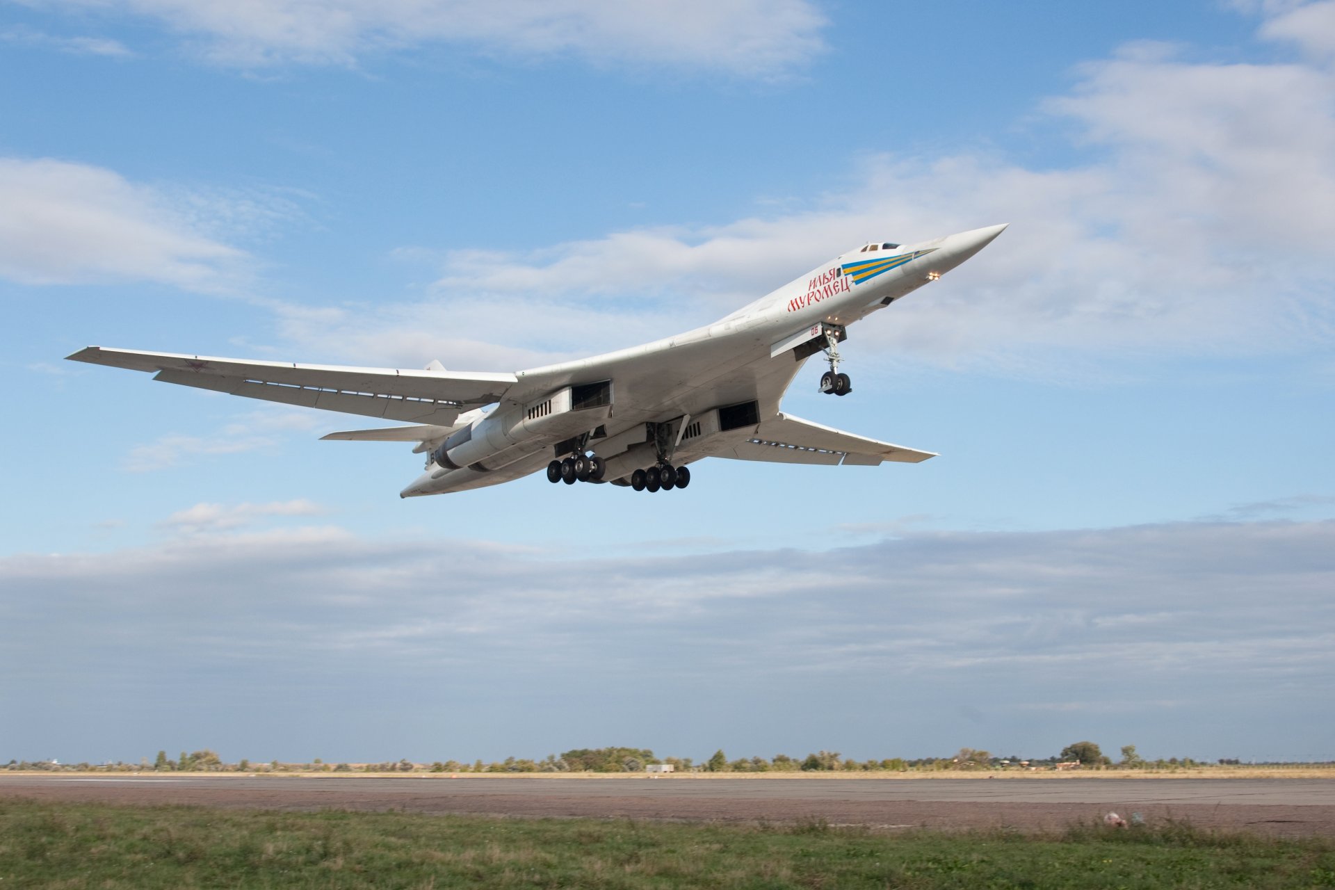 tu-160 cygne blanc supersonique stratégique bombardier-fusée décollage ciel