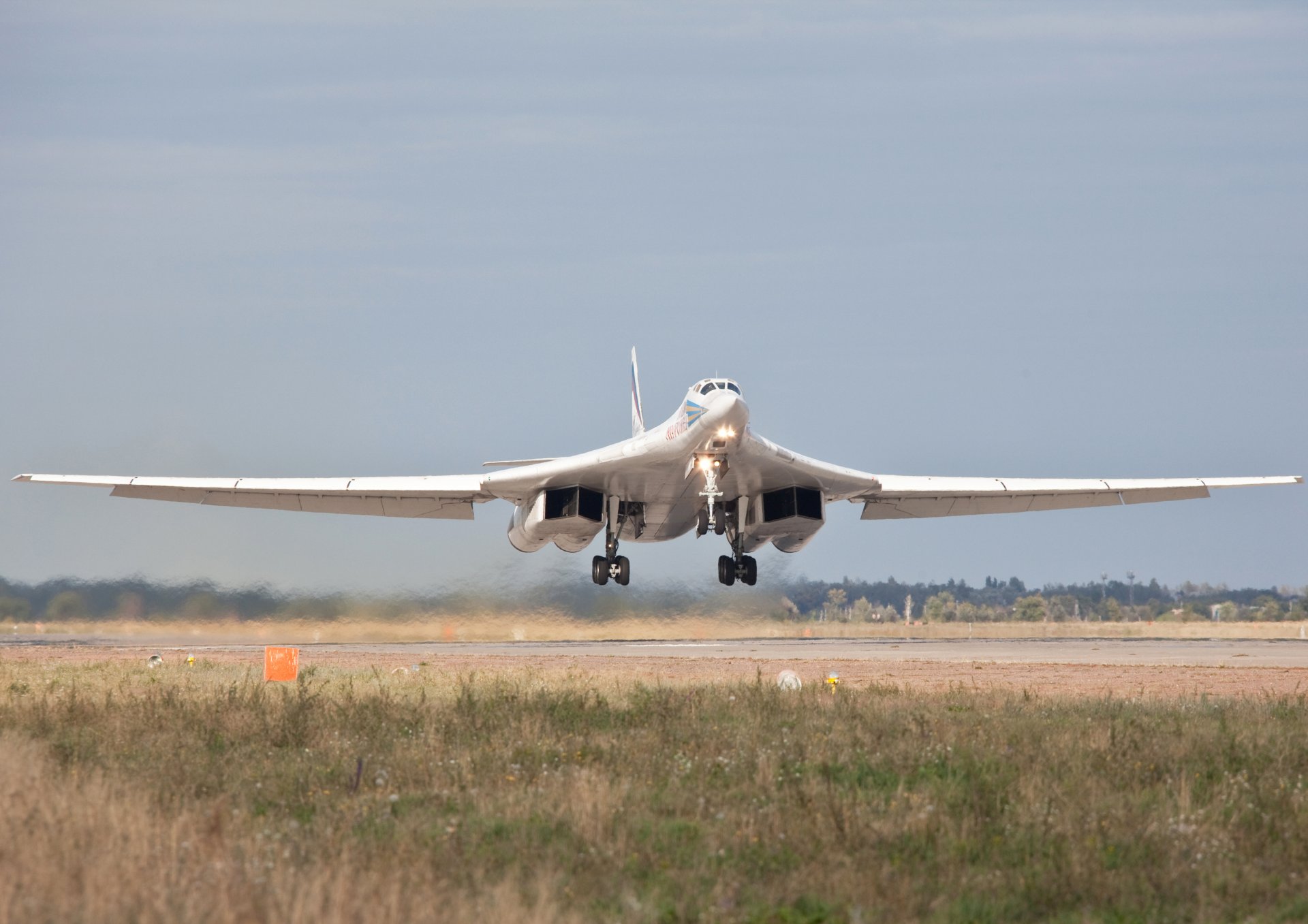 ту-160 белый лебедь сверхзвуковой стратегический бомбардировщик-ракетоносец взлет