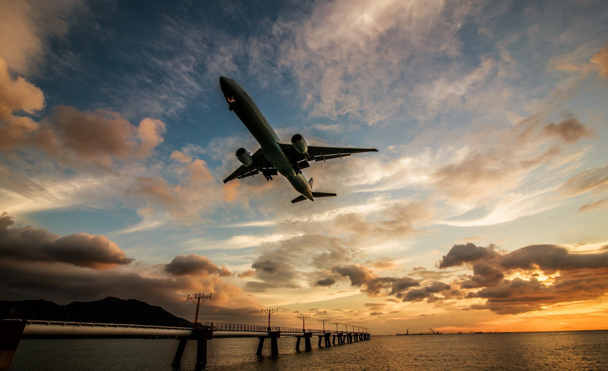 avion coucher de soleil rivière