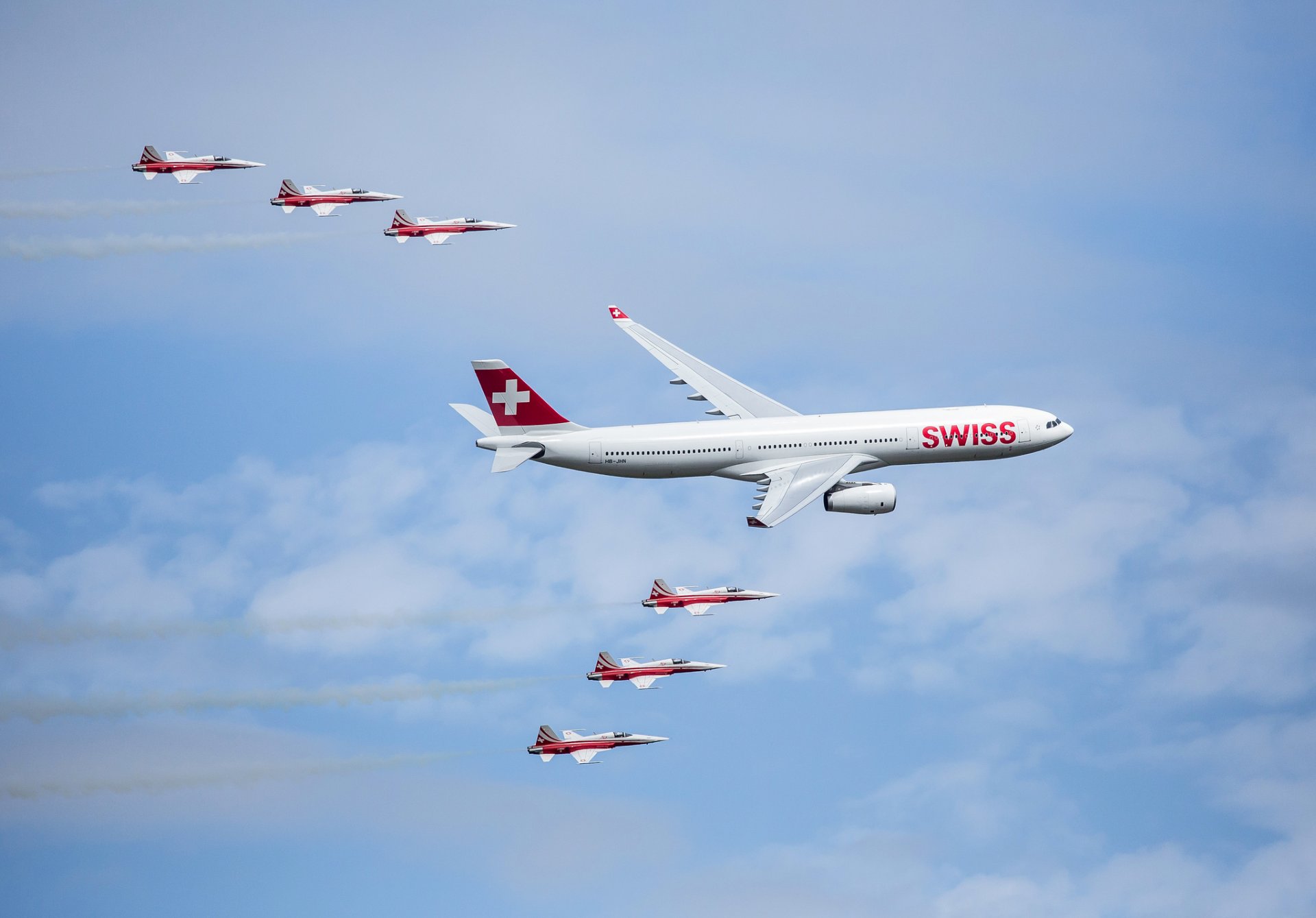 avion airbus a350 suisse ciel nuages défilé